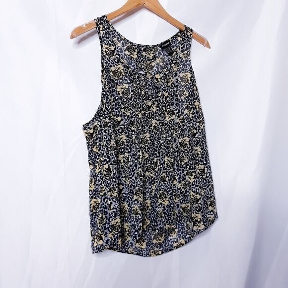 Torrid sleeveless Pleated Front Floral Blouse Sz Ox - Picture 4 of 9